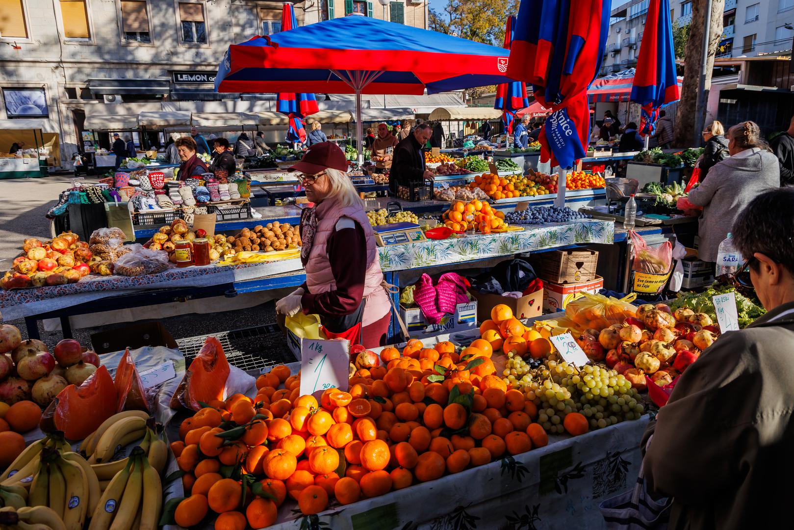 Hrvatski građani i ove se godine suočavaju s bolnim udarom na novčanike dok planiraju blagdansku kupovinu, a posjet tržnicama umjesto užitka postaje izvor stresa. 