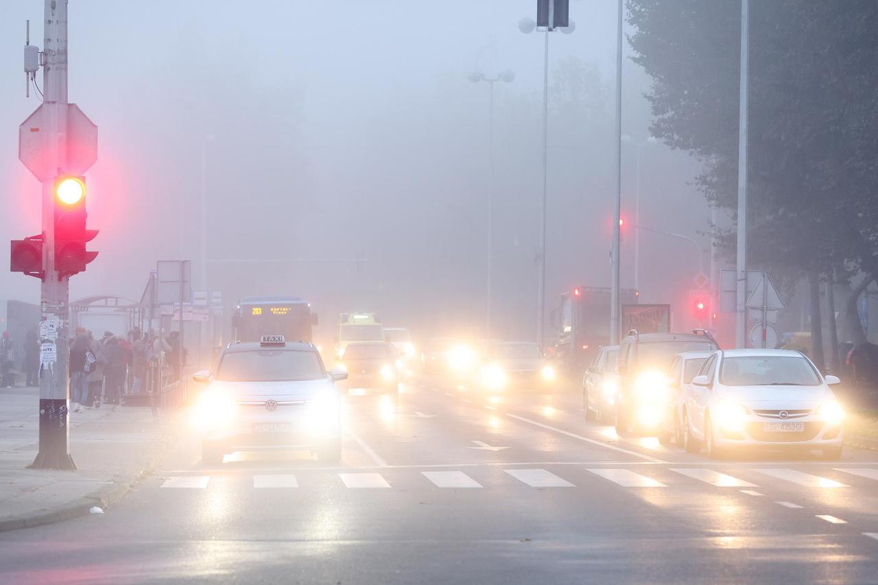 Gusta magla nad Zagrebom, glavni grad je jutros u crvenoj zoni zbog zagađenog zraka