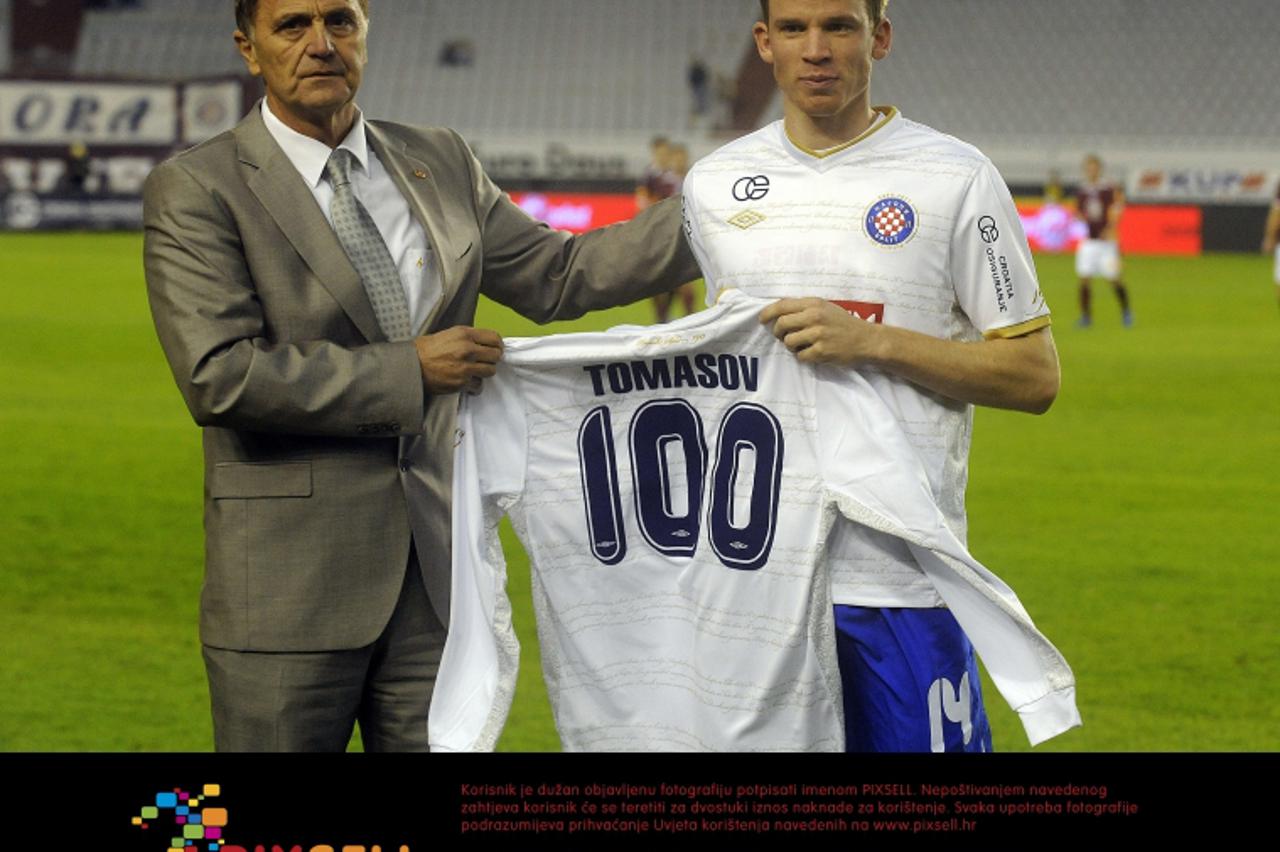 '05.11.2011., Stadion Poljud,Split - 14. kolo MAXtv 1. HNL,  NK Hajduk - NK Varazdin. Dres sa brojem 100 za stotu utakmicu Marinu Tomasovu urucio je Milo Nizetic. Photo: Tino Juric/PIXSELL'
