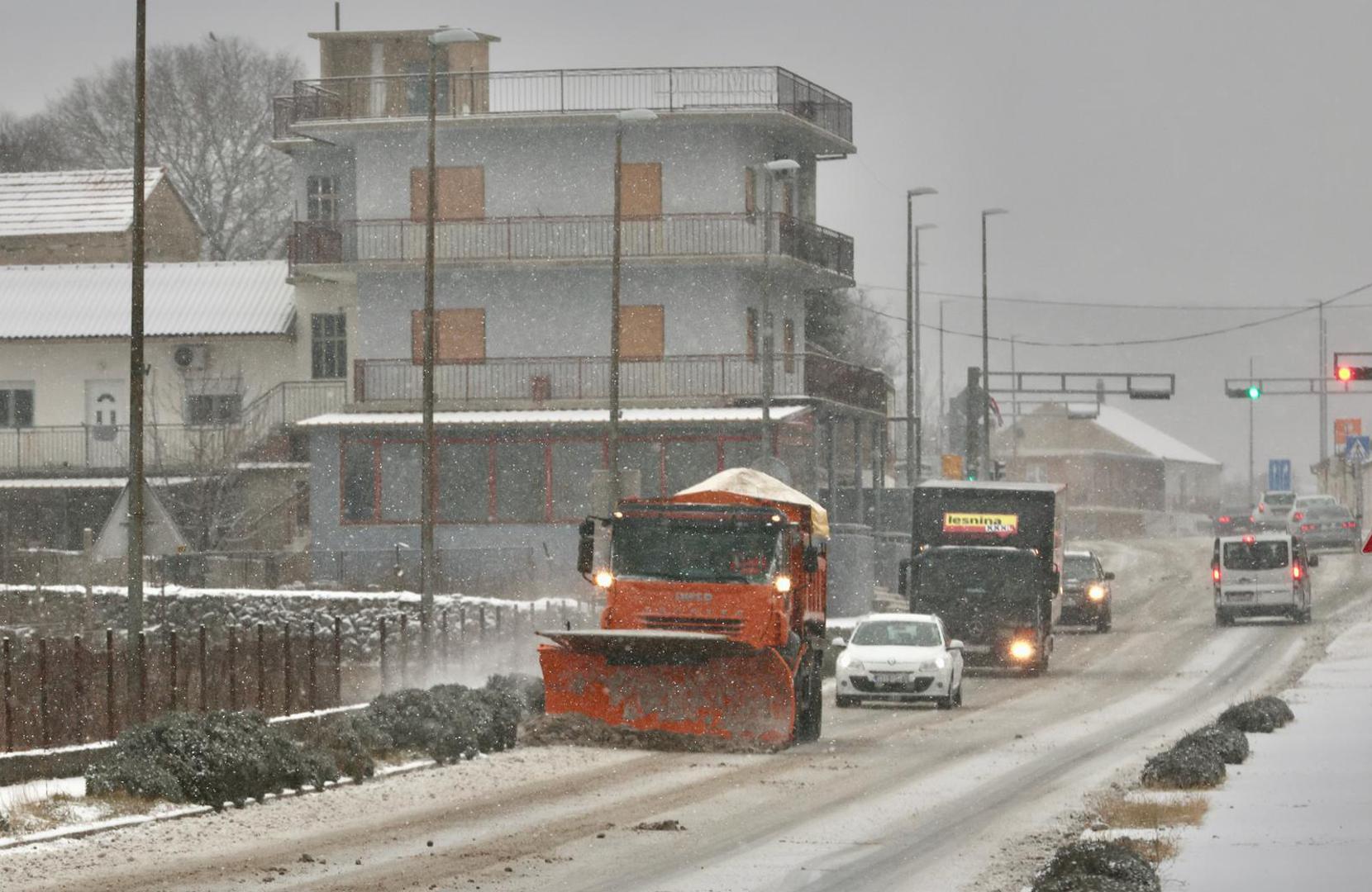 09.01.2025.,Dicmo-Snjezni uvjeti na prometnicama u zaledju Splita. Zimske sluzbe od ranog jutra brinu se za prohodnost cesta. Photo: Ivo Cagalj/PIXSELL