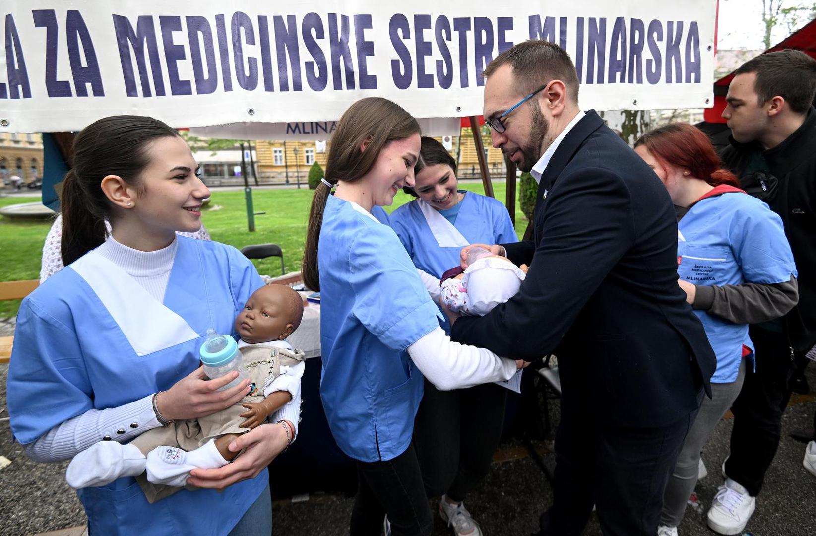 12.05.2023., Zagreb - Gradski ured za obrazovanje, sport i mlade ove godine po 17. put organizira manifestaciju Dojdi osmas, Zagreb te zove, tijekom koje srednje skole Grada Zagreba predstavljaju svoje obrazovne programe ucenicima osmih razreda osnovnih skola kako bi im odluku o izboru primjerene skole i nastavku obrazovanja ucinile sto laksom. Gradonacelnik Tomislav Tomasevic Photo: Marko Lukunic/PIXSELL