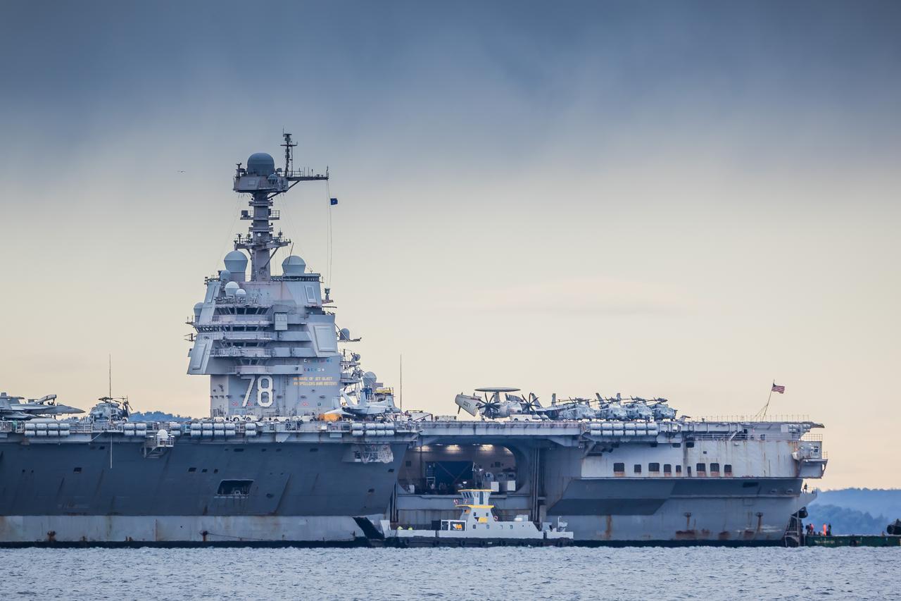 Split: Otvorena bočna strana broda USS Geral R. Ford na koju je pristao drugi manji brod