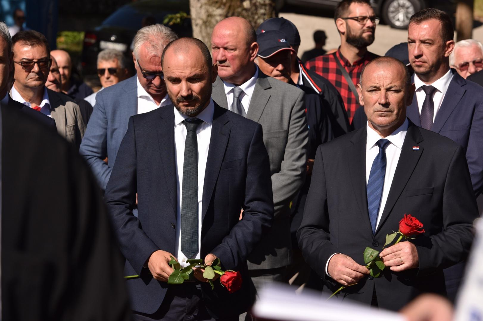 25.08.2020., Plavno - U organizaciji Srpskog narodnog vijeca u Plavnom i Gruborima organizirana komemoracija za civilne zrtve rata ubijene nakon Vojno-redarstvana akcije Oluja. Potpredsjednik Vlade za drustvene djelatnosti i ljudska prava Boris Milosevic, potpredsjednik Vlade i ministar branitelja Tomo MedvedPhoto: Hrvoje Jelavic/PIXSELL