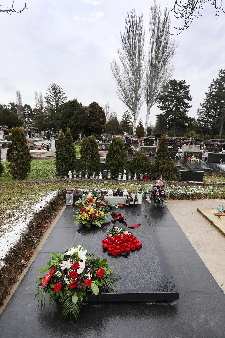 Zagreb: Na grob pjevača Parnog valjka Akija Rahimovskog, ostavljene pive i ruže