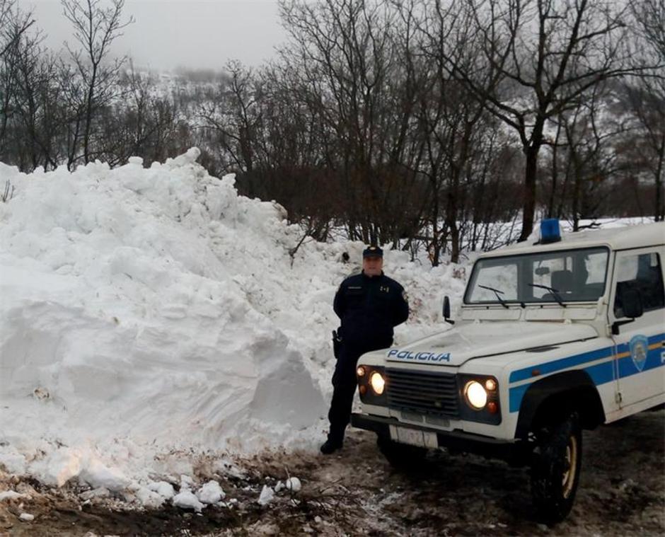 Policajci se kroz snijeg probili do obitelji u Komu na području Gračaca