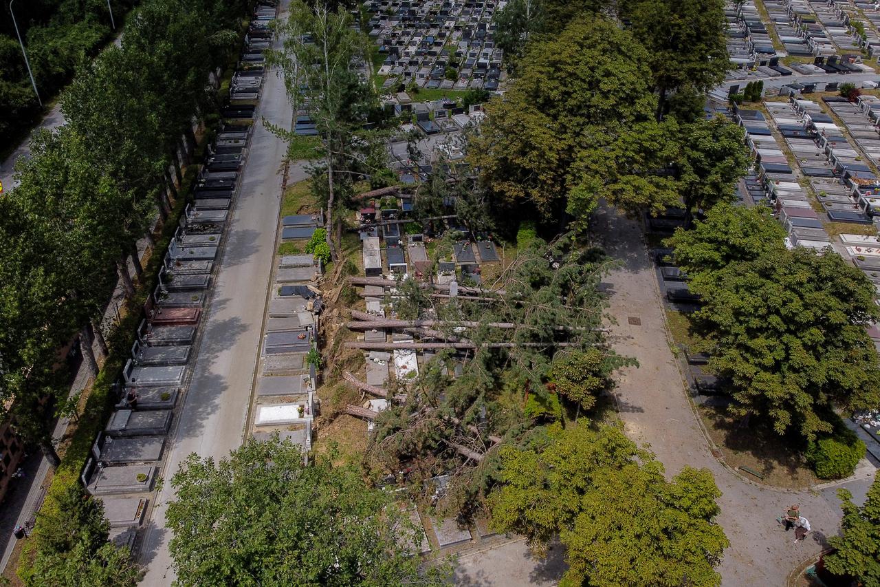 Pogled iz zraka na groblje Mirogoj nakon jučerašnjeg nevremena u Zagrebu