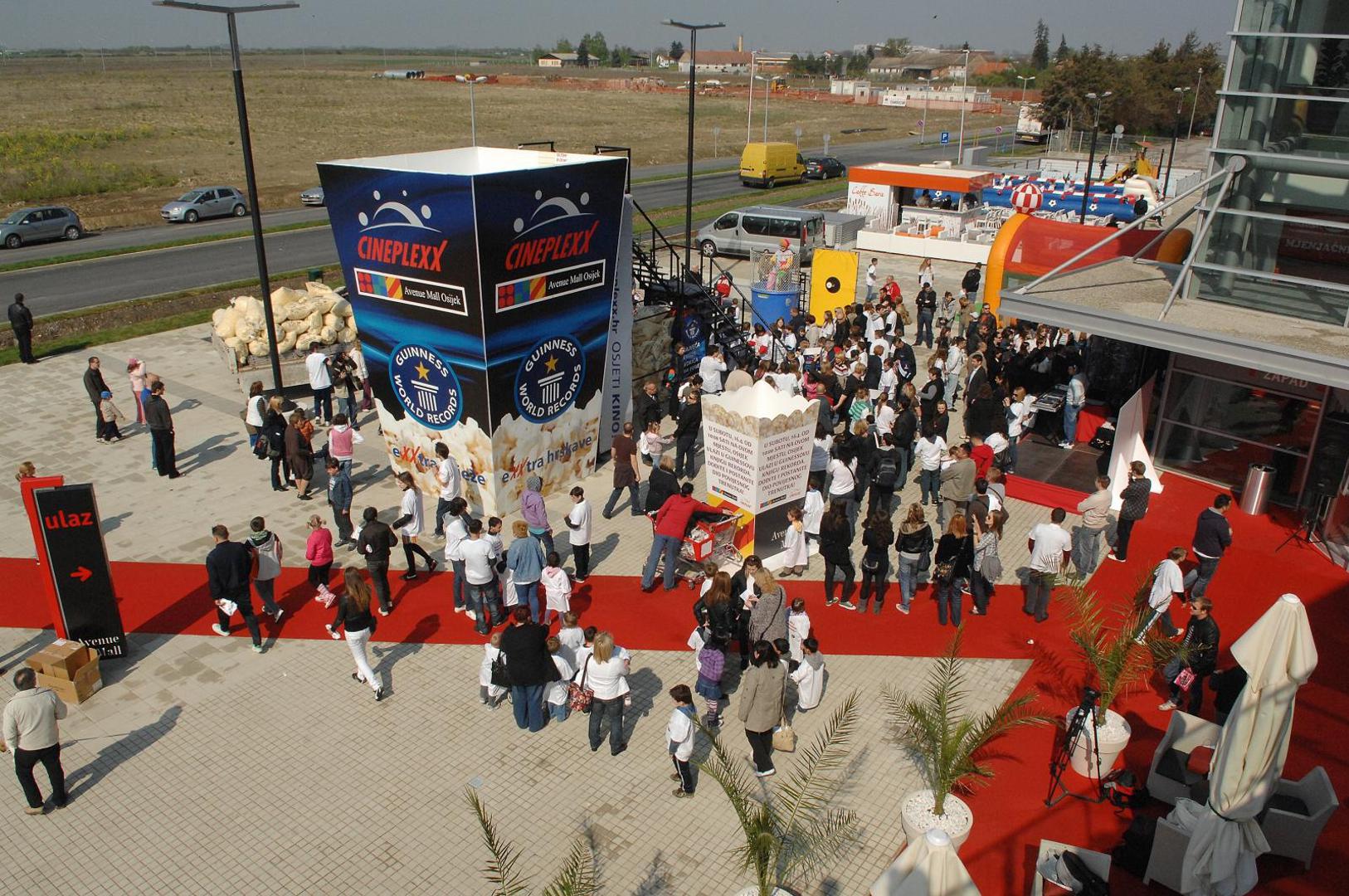 7. DIVOVSKA KUTIJA ZA KOCKICE - Slika neviđeno velike kutije kokica, zapremnine čak 52,59 kubnih metara, u svijet je otputovala iz Osijeka. Kokicama je napunjena za sat i 57 minuta, a tako je u travnju 2011. Cineplexx proslavio otvaranje dvaju novih šoping-centara.