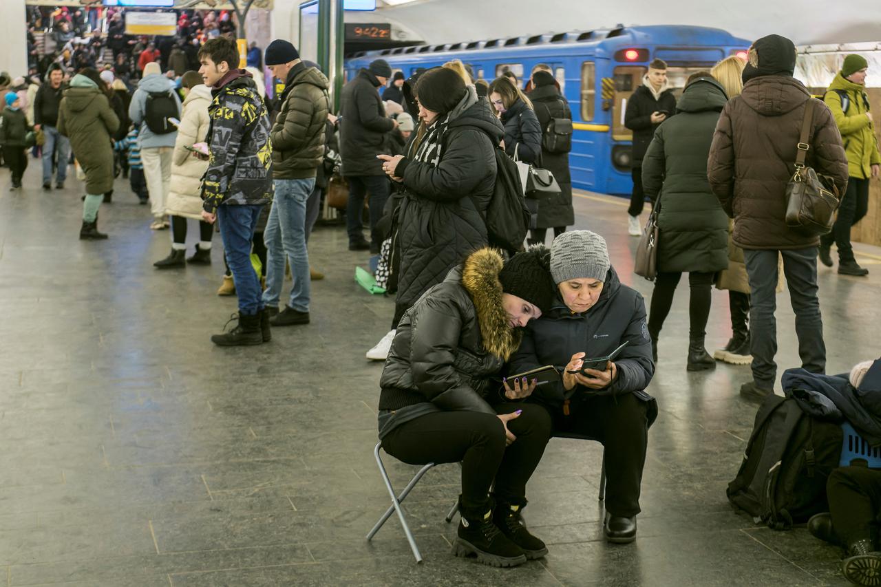 Građani se sklonili u podzemnu željeznicu u Kijevu tijekom ruskog napada