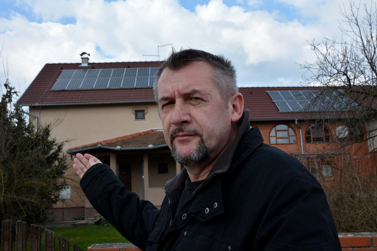 06.03.2015., Sikirevci - Ivan Lovric iz Sikirevaca prije cetiri je godine otvorio prvu solarnu elektranu u Slavoniji. Ulaganje mu se vec vratilo, a danas radi kao savjetnik za obnovljive izvore energije
