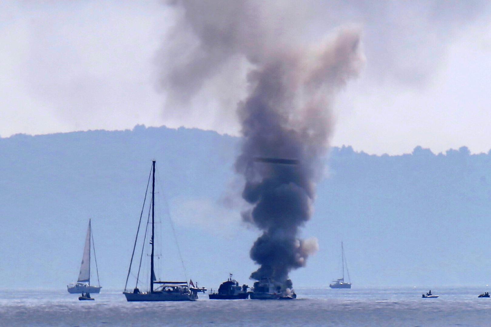  Riječ je o 10-metarskoj jedrilici koja je planula nešto prije 14 sati između Splita i Brača. Britanski bračni par skočio je u more, a spasio ih je brod koji je prolazio u blizini.