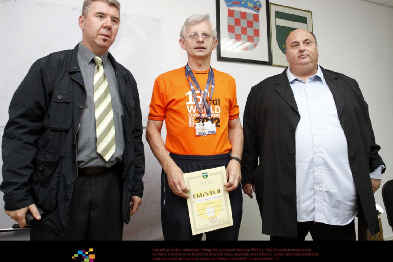 '02.10.2012., Mursko Sredisce - Branimir Vinko osvojio trece mjesto na svijetu u radioamaterizmu. Drazen Srpak, dogradonacelnik Murskog Sredisca, Branimir Vinko i Josip Dobranic, gradonacelnik Murskog