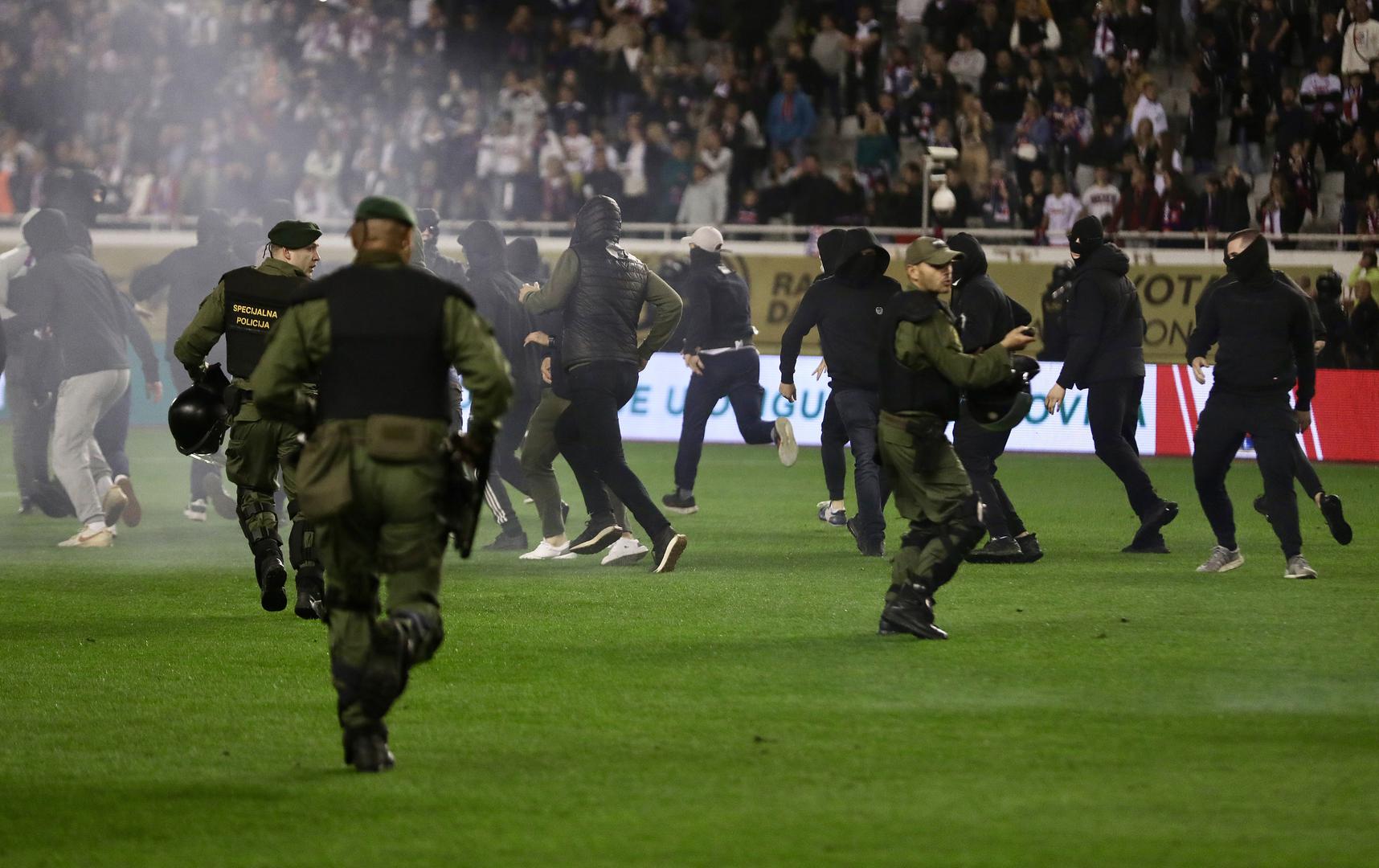 Zaista ružne scene kakave nitko normalan ne želi gledati.
