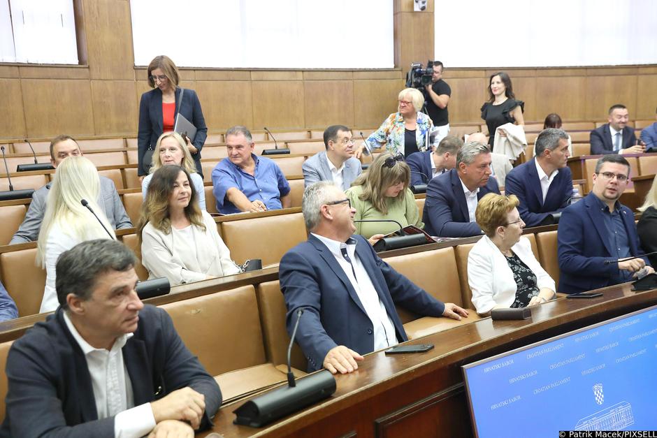 Zagreb: Saborska oporba raspravlja o pljacki INA-e