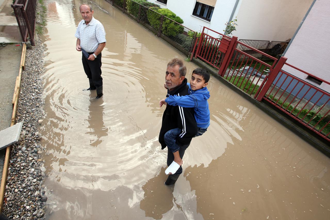 Sveta Klara - Stanovnici Malnarove ulice zbog velikih kisa i pljuskova koji ovog ljeta nemilice padaju imaju velikih problema s poplavama.