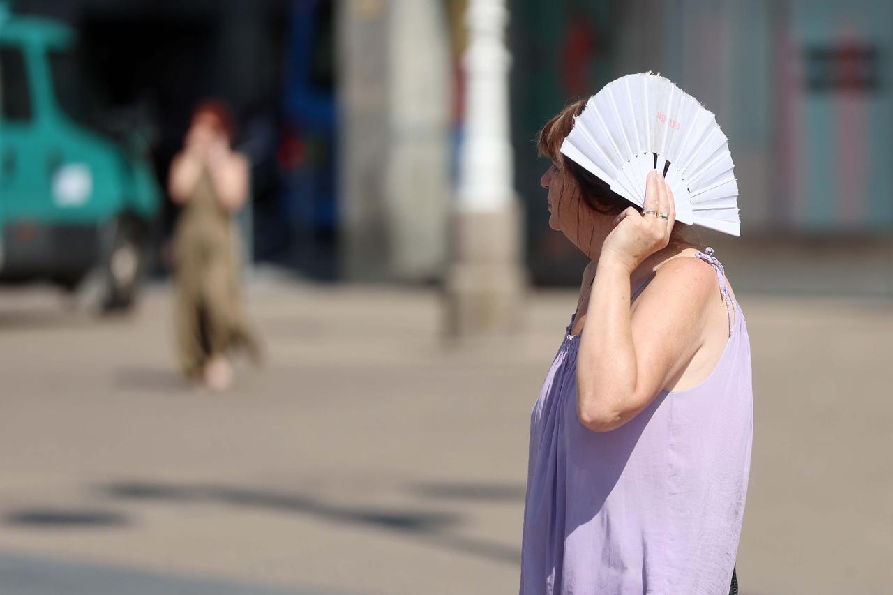 Zagreb: Prolaznici spas od nesnošljive vrućine traže neprestano se rashlađujući na razne načine
