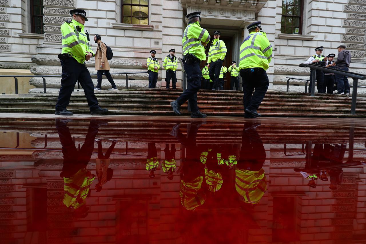 Lažna krv na ulicama Londona