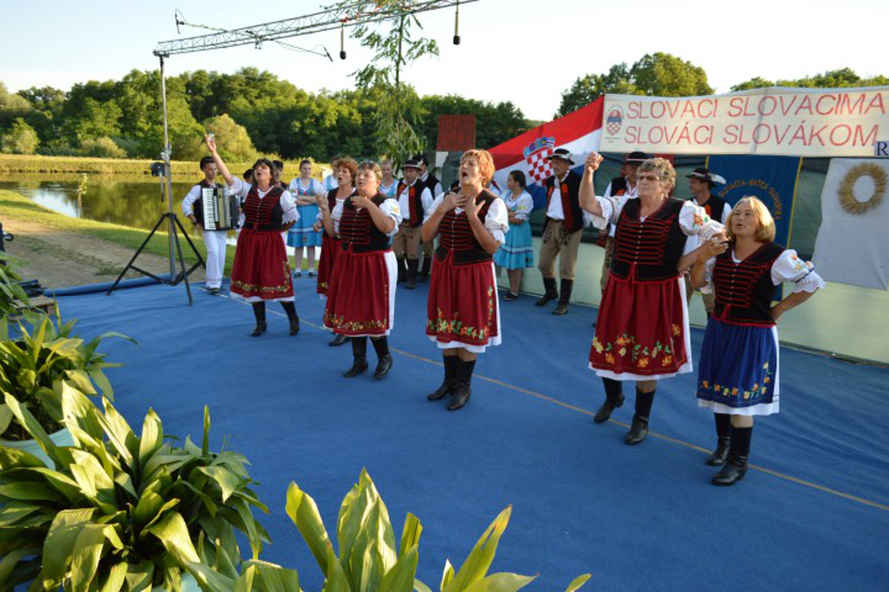 7.  smotra folklora 'Slovaci Slovacima'
