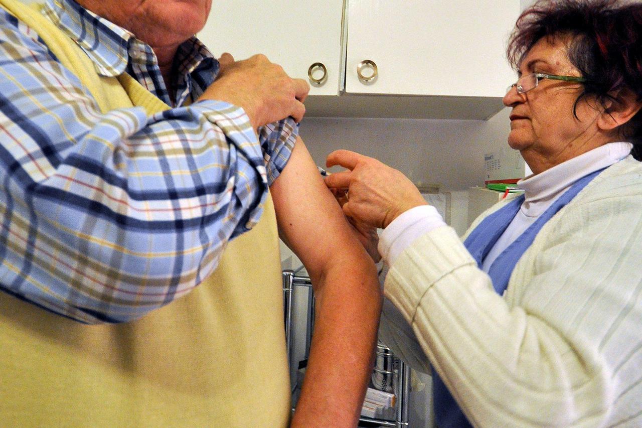 20.11.2013., Pula - Od danas je u svim ordinacijama obiteljske medicine na pulskom podrucju moguce besplatno cijepljenje protiv gripe za sve umirovljenike, osobe starije od 65 godina, kronicne bolesnike i zdravstvene djelatnike.