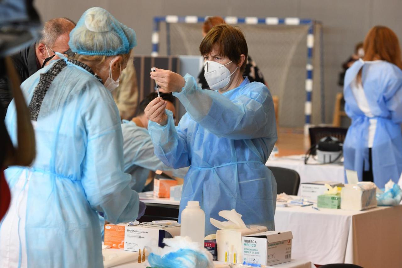 U sportskoj dvorani Baldekin u Šibeniku počelo masovno cijepljenje protiv koronavirusa