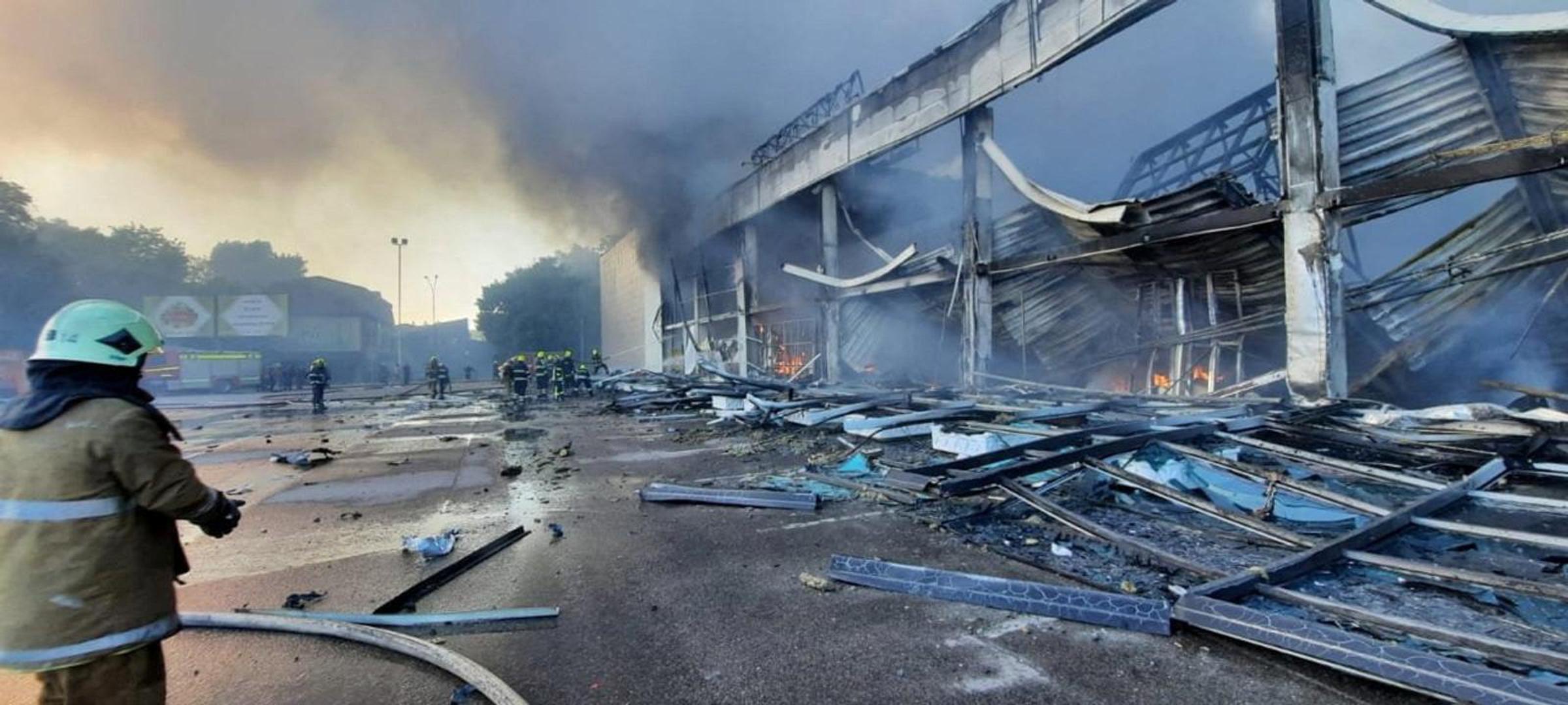 Rescuers work at a site of a shopping mall hit by a Russian missile strike, as Russia's attack on Ukraine continues, in Kremenchuk, in Poltava region, Ukraine June 27, 2022.  Press service of the State Emergency Service of Ukraine/Handout via REUTERS ATTENTION EDITORS - THIS IMAGE HAS BEEN SUPPLIED BY A THIRD PARTY. Photo: State Emergency Service of Ukrai/REUTERS