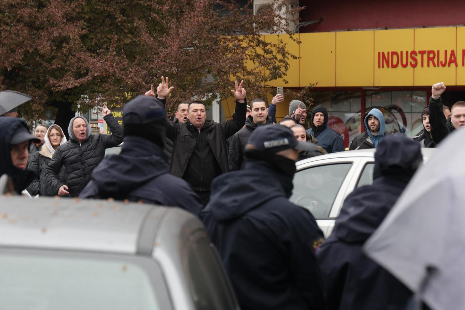 Prema izvješćima neovisnih promatrača i oporbenih lista, izborni dan obilježili su brojni incidenti i nepravilnosti, a glasanje je u većini mjesta praćeno fizičkim obračunima, napadima na građane, aktiviste i novinare. Sukobi su registrirani u Boru, Bajinoj Bašti, Kuli.