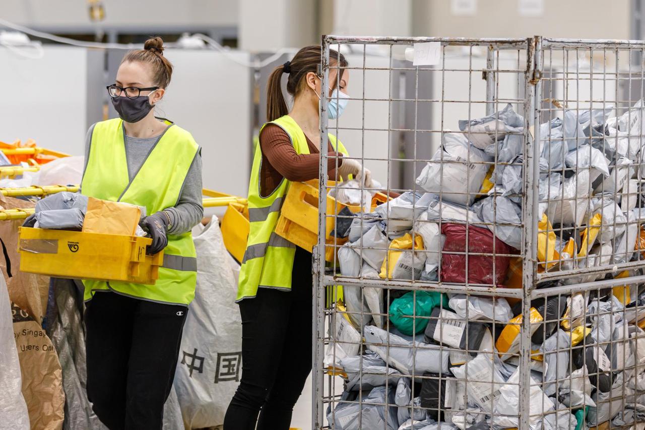 Velika Gorica: Sortiranje paketa i pisama u Sortirnom centru Hrvatske pošte