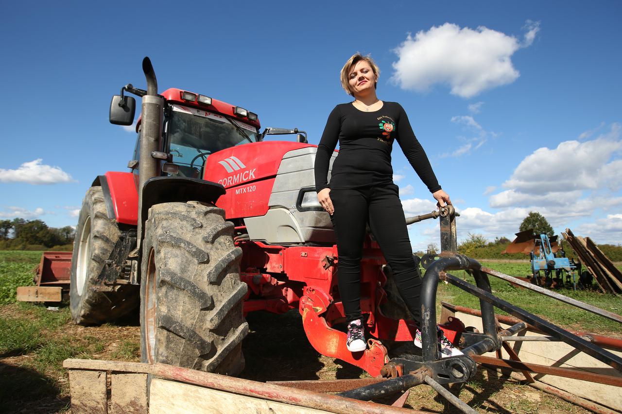 DKS_56144751  05.10.2016., Vrbovec, Zabnica - Izbor Uzornih seoskih zena Zagrebacke zupanije. Marina Dobosic, bavi se uzgojem bundeva, proizvodnjom bucina ulja i proizvoda od susenih i pecenih bucinih kostica. Ljubiteljica je cvijeca i majka dvoje djece. 