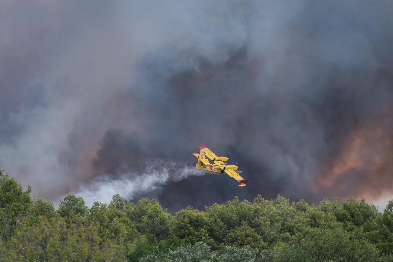 Buknuo požar kod Jadrije, kanaderi i vatrogasci na terenu