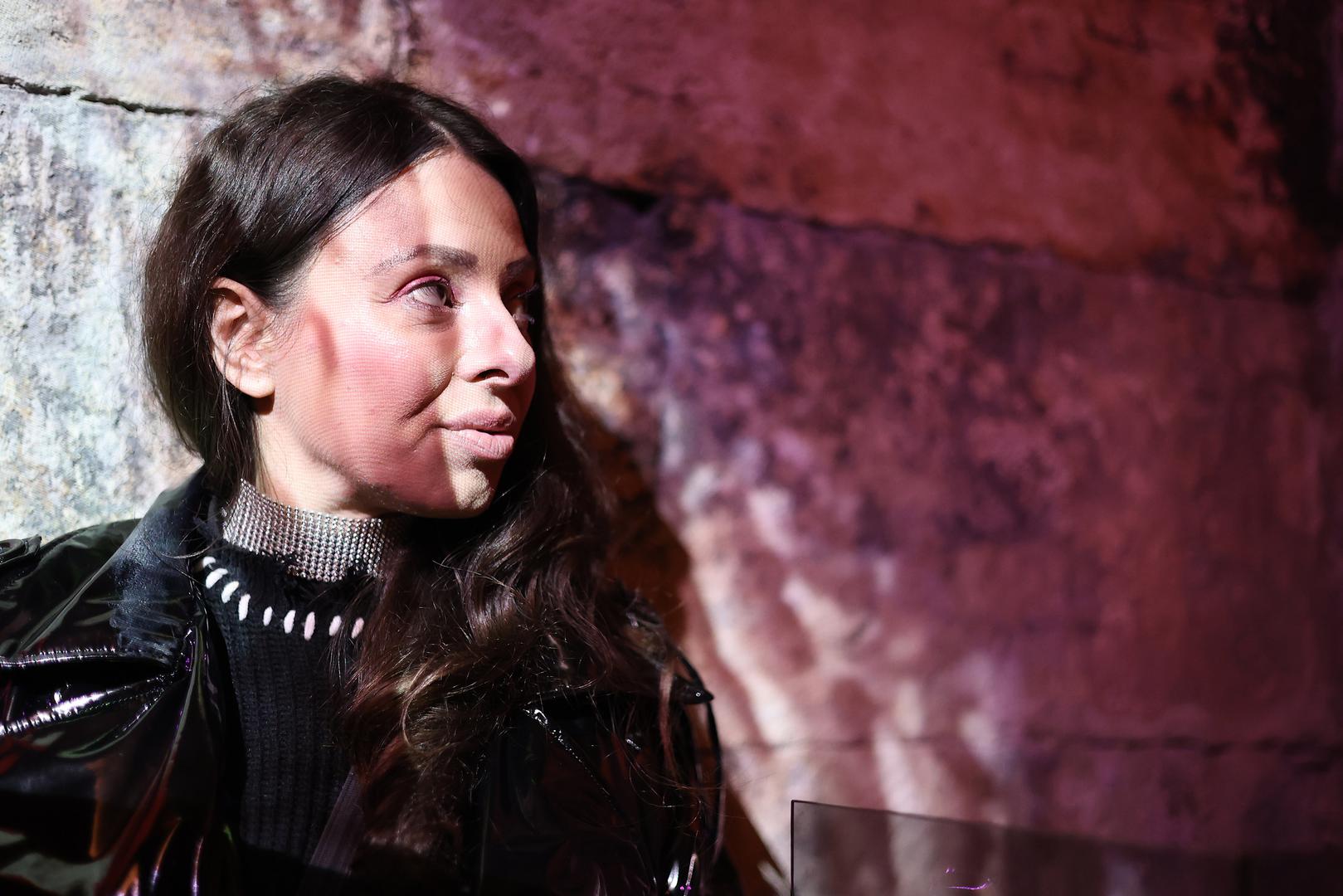 Vizualna umjetnica Martina Miholić otvorila je u Dioklecijanovim podrumima izložbu Dream Waves: Undercurrent Noise u organizaciji Hrvatske udruge likovnih umjetnika Split, predstavljajući svoj novi ambijentalni prostorno-zvučni projekt koji povezuje prostor, zvuk i tehnologiju