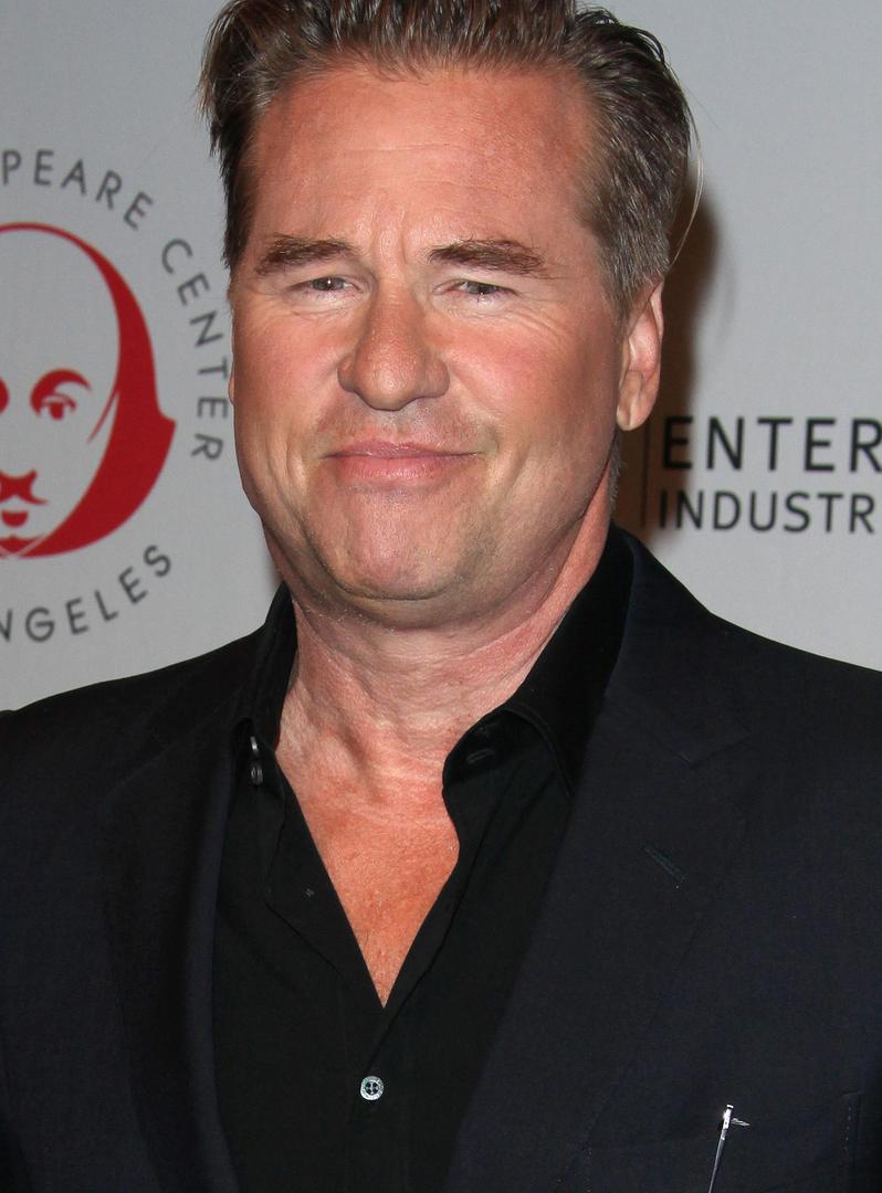 "The Doors" (1991.)
U biografskom filmu Olivera Stonea Kilmer je briljirao u ulozi Jima Morrisona, legendarnog frontmena grupe The Doors. Osim izuzetne fizičke sličnosti s Morrisonom, njegova interpretacija oduševila je kritičare i publiku dubinom i emocionalnom snagom kojom je dočarao složenost slavnog glazbenika. Ova uloga i danas se smatra jednom od najvažnijih u njegovoj karijeri.