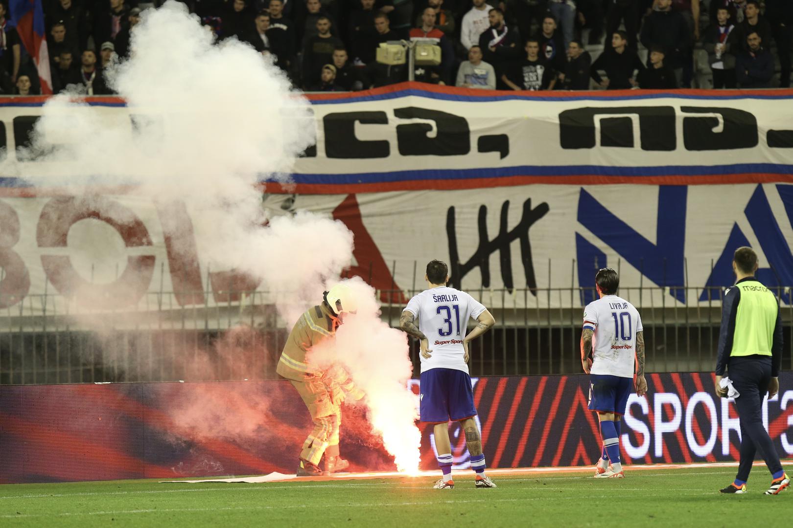 Navijači Hajduka iskazivali su svoje nezadovoljstvo igrom. Hajduk je sada ostao na četiri boda manje od vodeće Rijeke.
