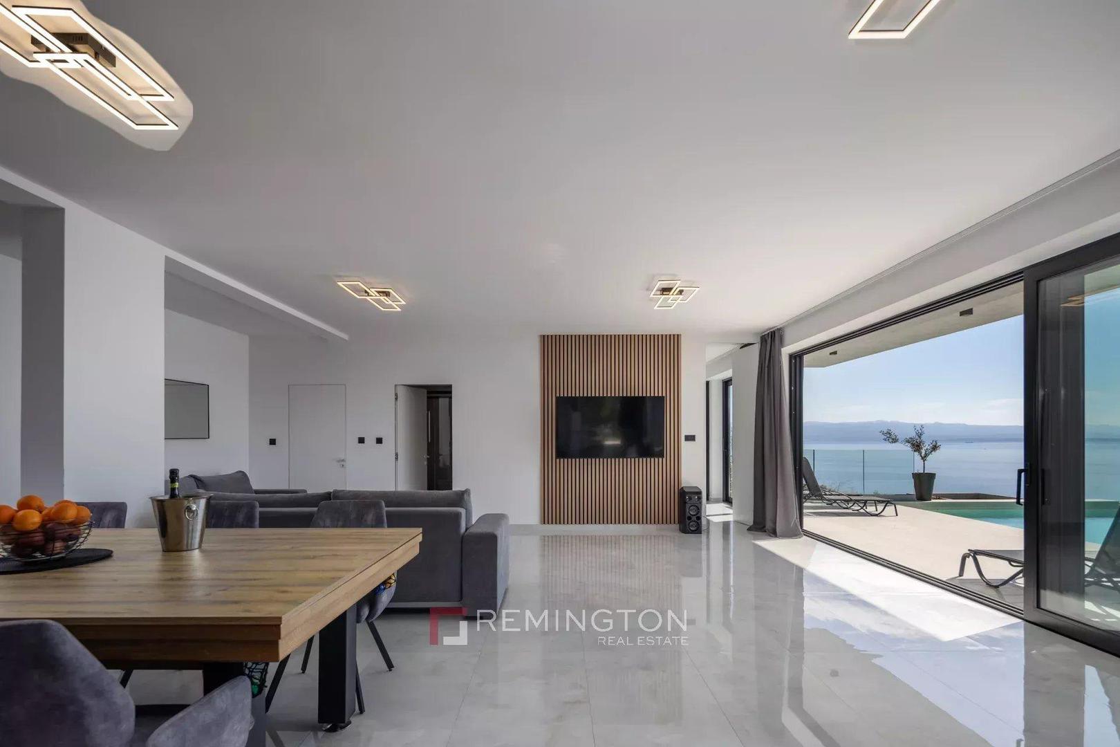 Atmosfera je mirna i decentna, prilagođena mediteranskom načinu života. Prostor podržava svakodnevni život kao i odmor, nudeći osjećaj privatnosti i opuštenosti.