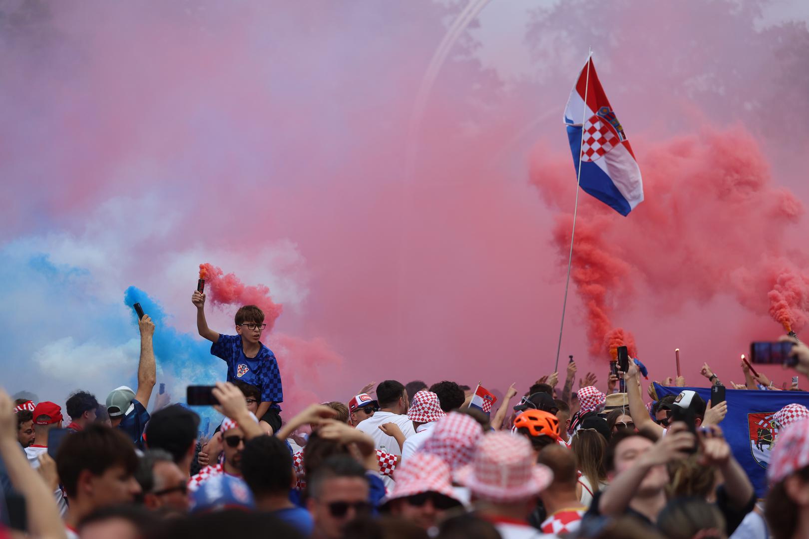 Iako je dio dana obilježen strahom od vremenskih neprilika, atmosfera među navijačima i dalje je iznimno pozitivna. 