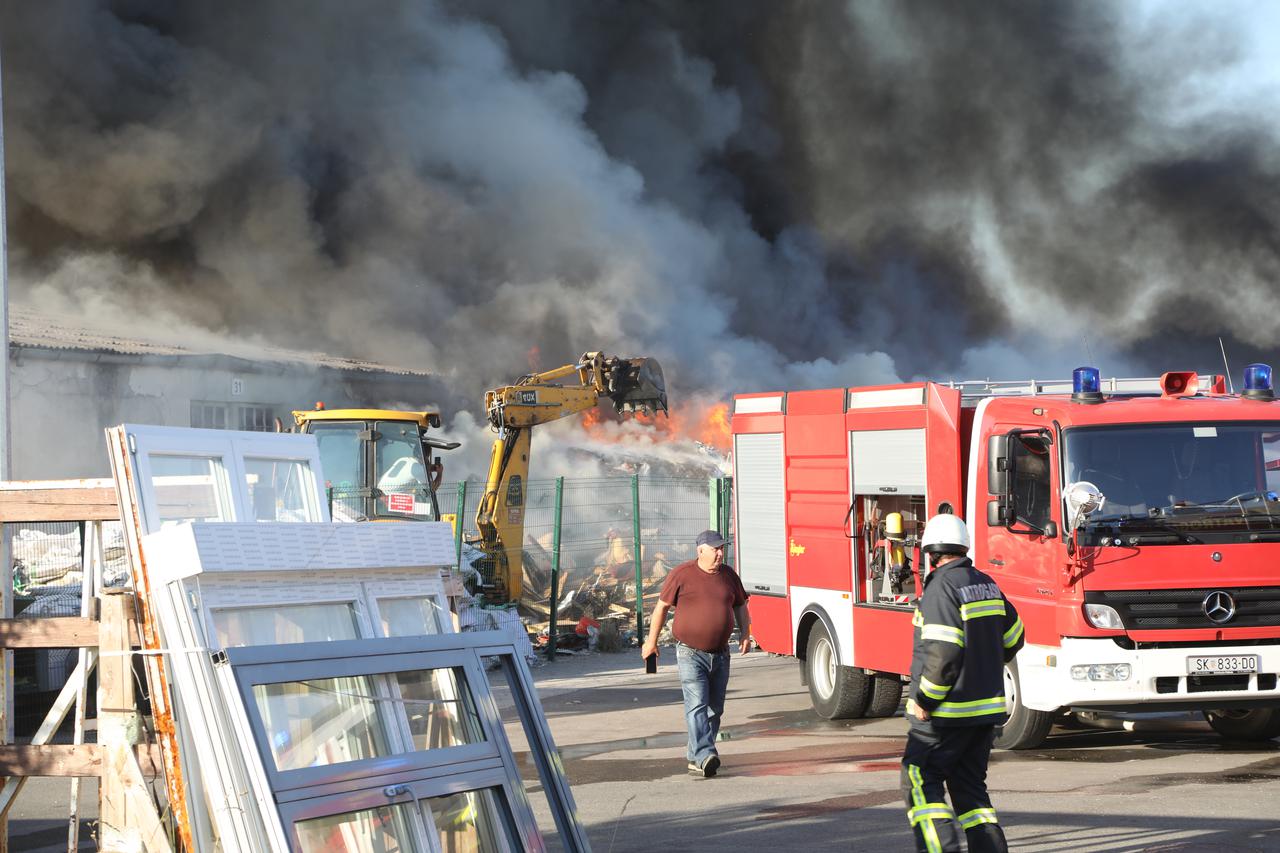 U Novom Pračnu izbio požar u hali za obradu otpada