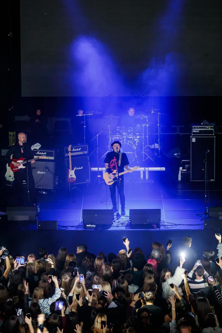 Već s uvodnom Azrom, postalo je jasno da je Split bio spreman za večer povratka u neka druga vremena. HItovi poput Bolje biti pijan nego star, Lovac i košuta, Ako su to samo bile laži, Kaja, Goodbye teens, nizali su se jedan za drugim, a publika je svaki dočekivala vriskom i pjevanjem koje je često nadglasavalo razglas.