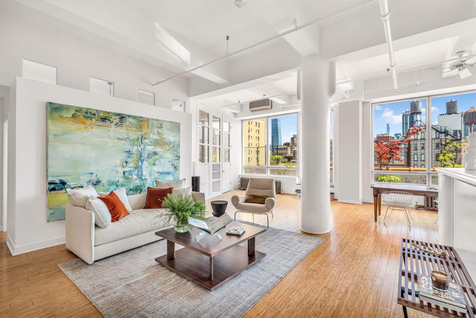 Apartman od 550 četvornih metara ima privatno dizalo, otvoreni  tlocrti i puno prozora s pogledom na različite znamenitosti Manhattana. 