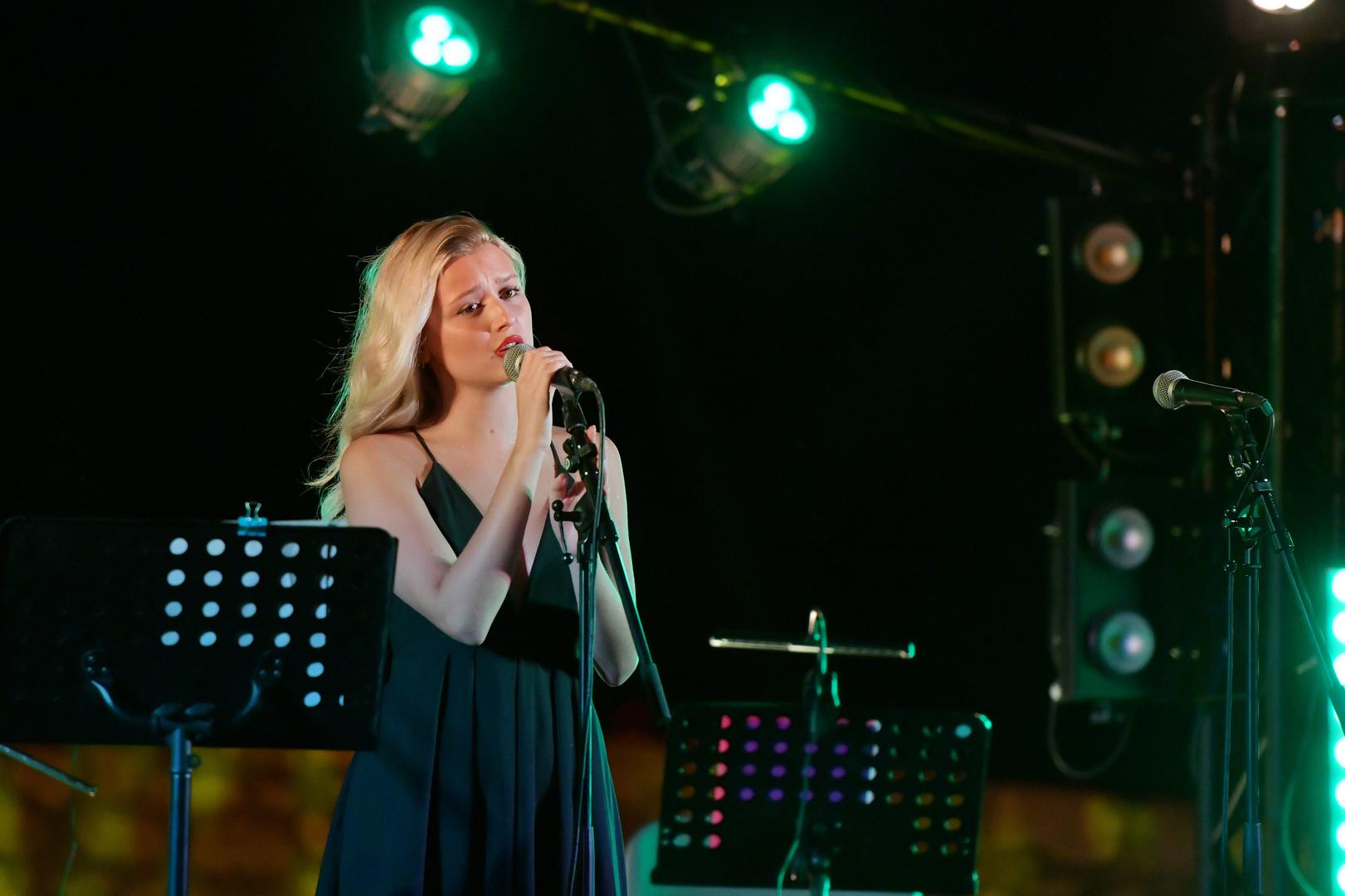 Osim glazbe, svestrana Gita gradi i obećavajuću glumačku karijeru koja je već privukla pažnju mlađe publike. Gledatelji je mogu pratiti u popularnoj HRT-ovoj seriji "Sram", gdje tumači jednu od glavnih uloga. 