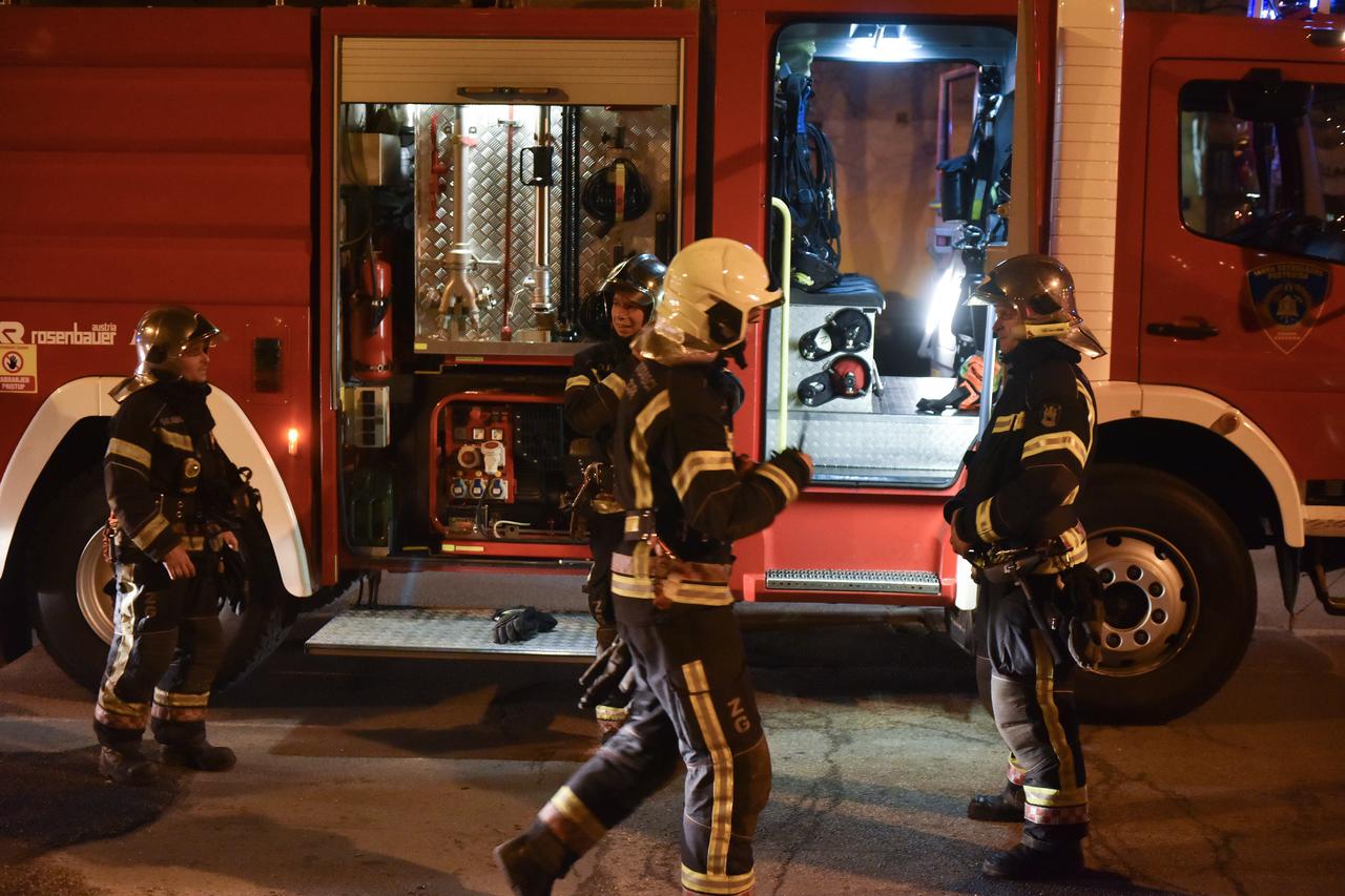 Vatrogasci s više vatrogasnih vozila ugasili požar u stanu na drugom katu u Španskom