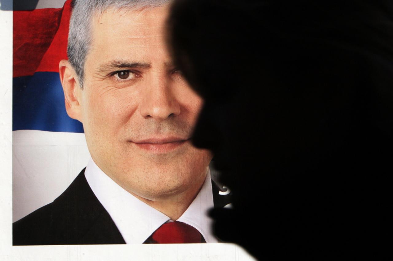 \'A woman pases by a pre-election poster showing Serbian President Boris Tadic, who leads the pro-Western Democratic Party, 14 January 2008 in Belgrade. Serbian will vote next 20 January 20008 poll wh