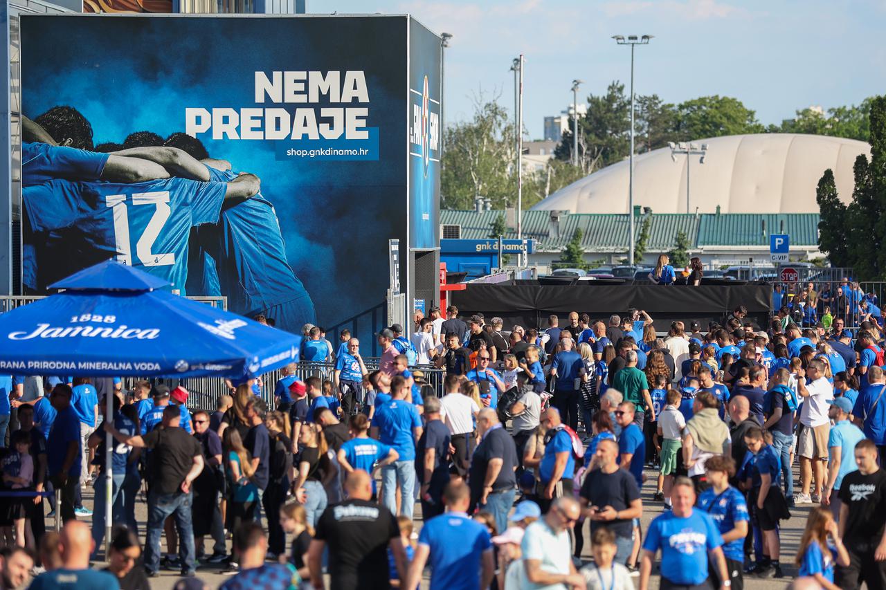 Zagreb: Navijači u fan zoni prije početka utakmice između Dinama i Lokomotive