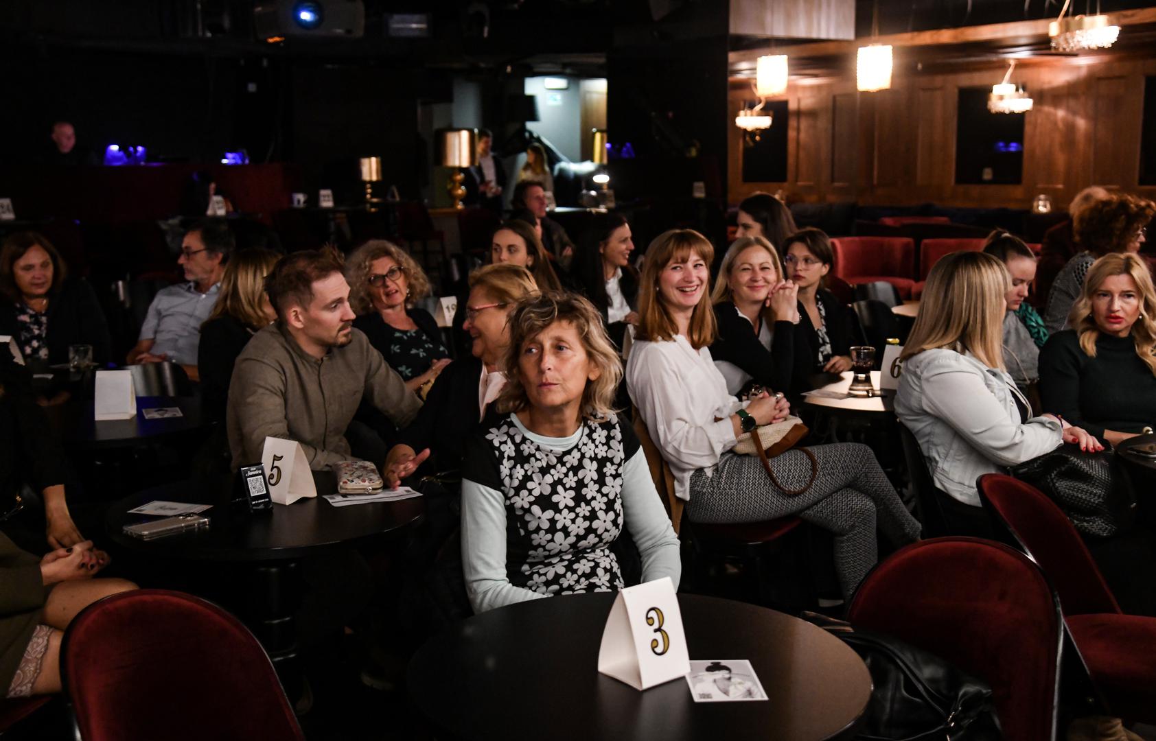 Glazba, poezija i sama izvedba, autorice FreeDA Nere Immortelle u savršeno dizajniranoj galerijsko-kiparskoj režiji Mie Melcher, odvela je publiku na intimističko putovanje na kojem niste sami, čak ako ste na predstavu došli bez pratnje