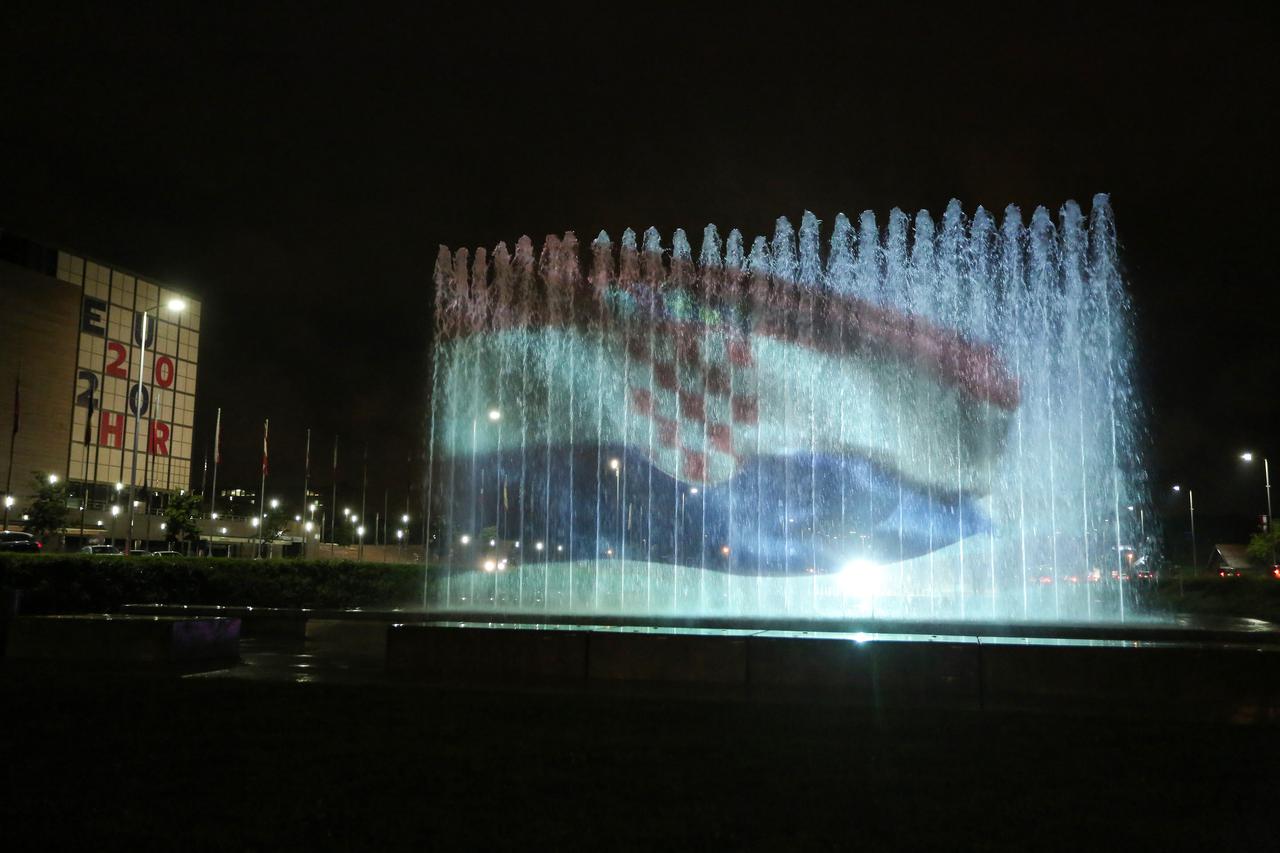 Zagreb: Projekcija na Zagrebačkim fontanama povodom 25. obljetnice Oluje