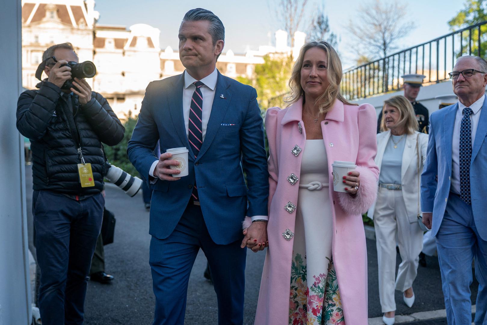 Međutim, našlo se i onih koji su stali na stranu Rauchet. 'Bez obzira na to odakle joj haljina, izgledala je divno u njoj', napisao je jedan od komentatora. Mnogi su, isto tako, optužili Temu da krade ideje poznatim dizajnerima.