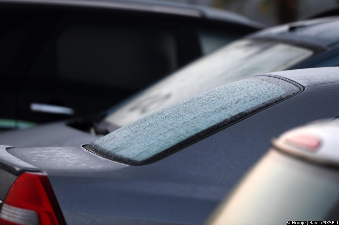 Šibenik: Zbog niskih temperatura automobili okovani ledom
