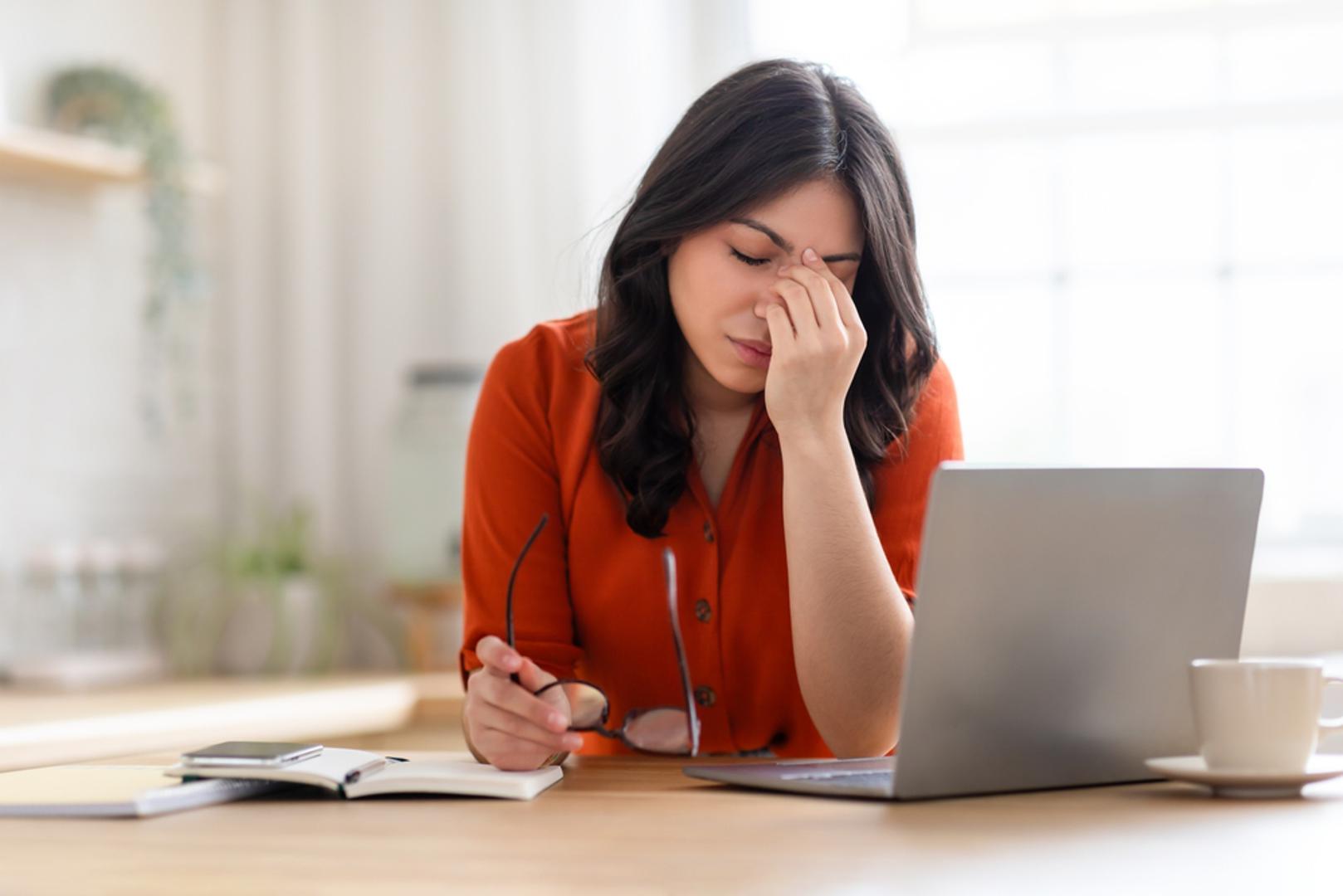 Previše kofeina: Kofein iz kave, kole ili energetskih pića brzo 'podigne', ali pretjerivanje vodi padu, nervozi i lošoj koncentraciji. Tijelo razvija toleranciju pa trebate sve više za isti učinak. Za zdrave odrasle 400 mg dnevno smatra se sigurnim, no to nije preporuka da zaista pijete toliko. Pazite na vrijeme: kasnopopodnevna kava može skratiti san, stoga poslijepodne prijeđite na vodu, biljni čaj ili gaziranu vodu bez kofeina.