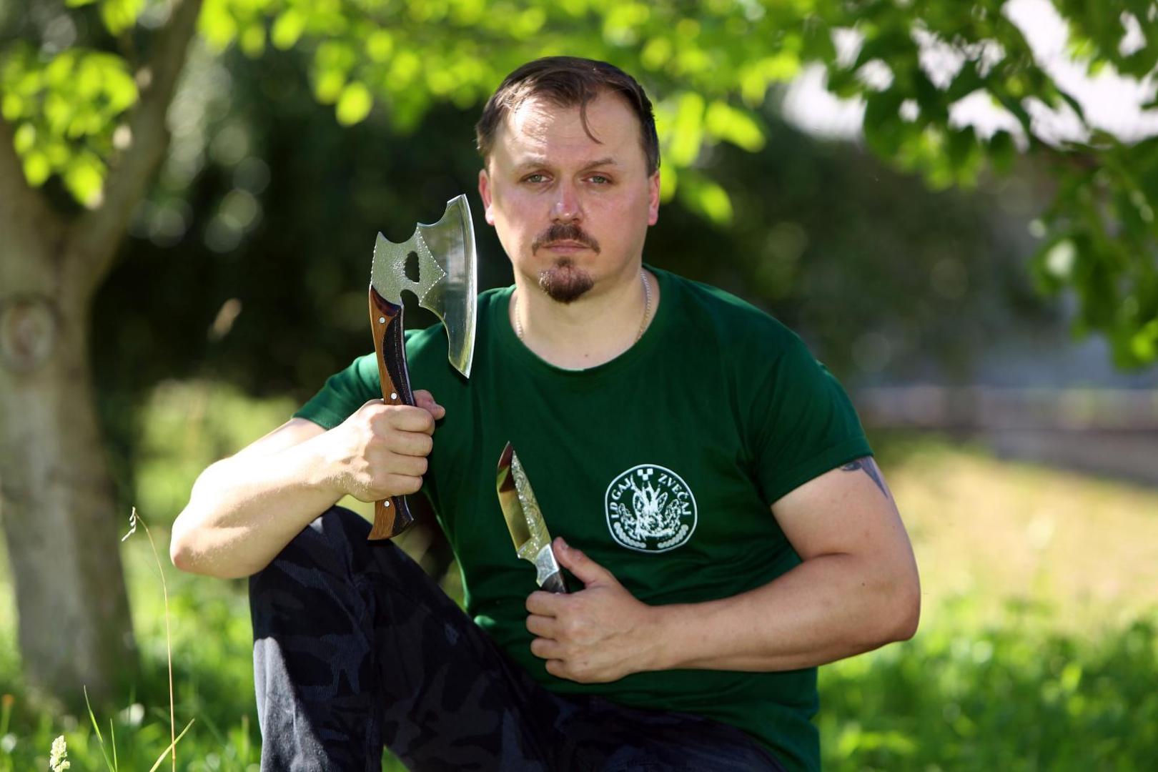 09.07.2020., Duga Resa, Galovic selo - Goran Bisic kovac je lovackih nozeva i vlasnik brenda GB Blades. U svojoj radioni proizvodi nozeve od kojih je svaki unikat, kuje ih, brusi i za svaki siva futrole.
Photo: Kristina Stedul Fabac/PIXSELL