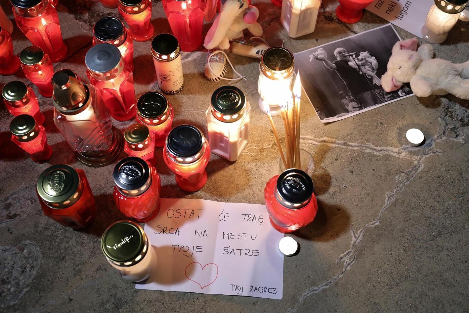 20.02.2021., Zagreb - Obozavatelji se ispred Arene Zagreb oprastaju od Dordja Balasevica pjesmom, paljenjem svijeca i bijelim zecom. Photo: Emica Elvedji/PIXSELL