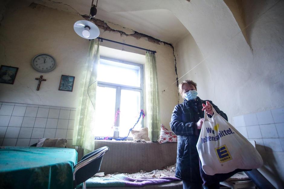 Petrinja: Na umirovljenicu Ankicu pali su dijelovi stropa za vrijeme prvog potresa