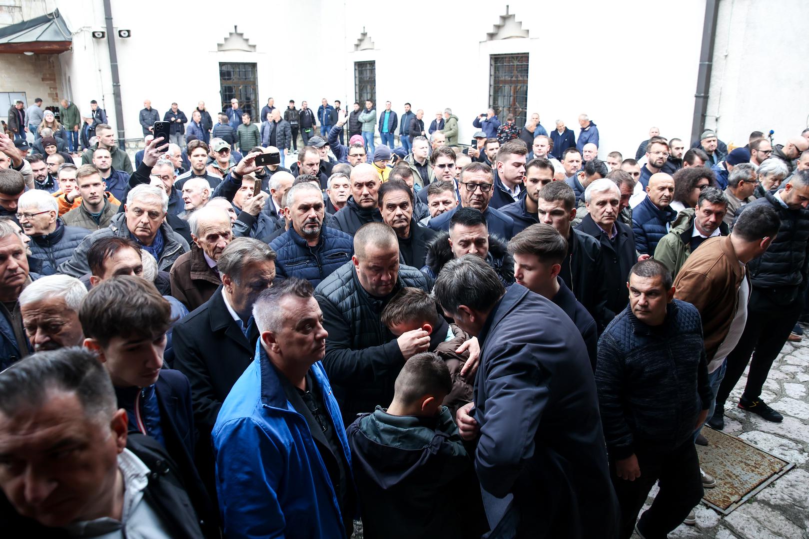 Trenutačno traje i molitva za pokojnika.