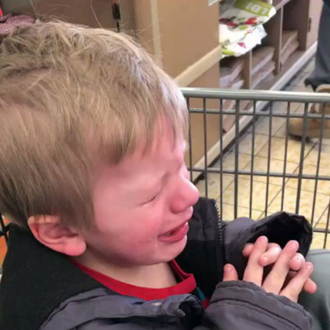 Majka je objavila sliku sina koji plače uz objašnjenje da je plastična vrećica za dućan odletjela zbog vjetra.